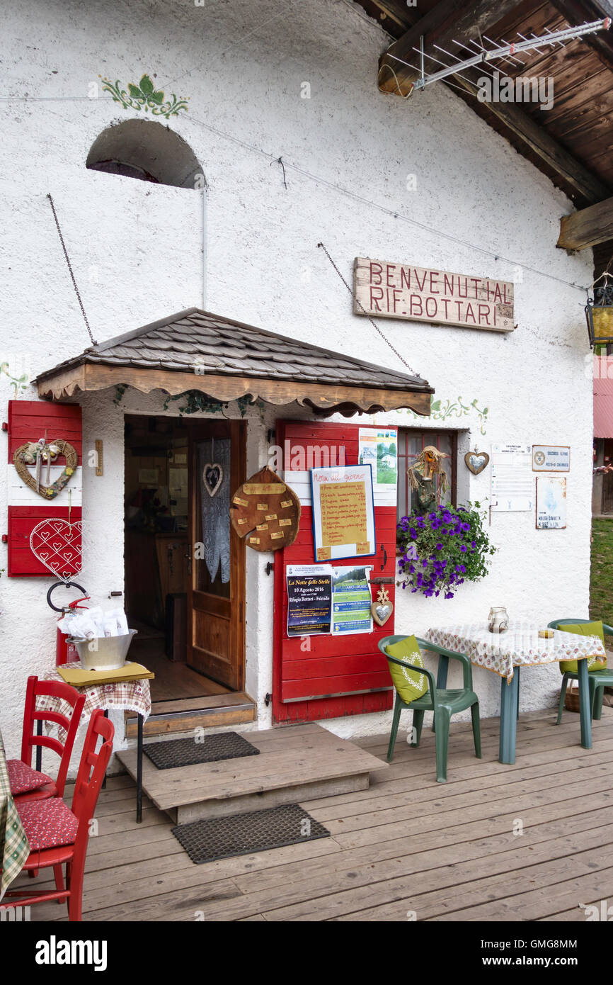 Les Dolomites, Trentino, en Italie du nord. Le Rifugio Bottari, un refuge de montagne offrant de la nourriture et d'hébergement pour les randonneurs Banque D'Images