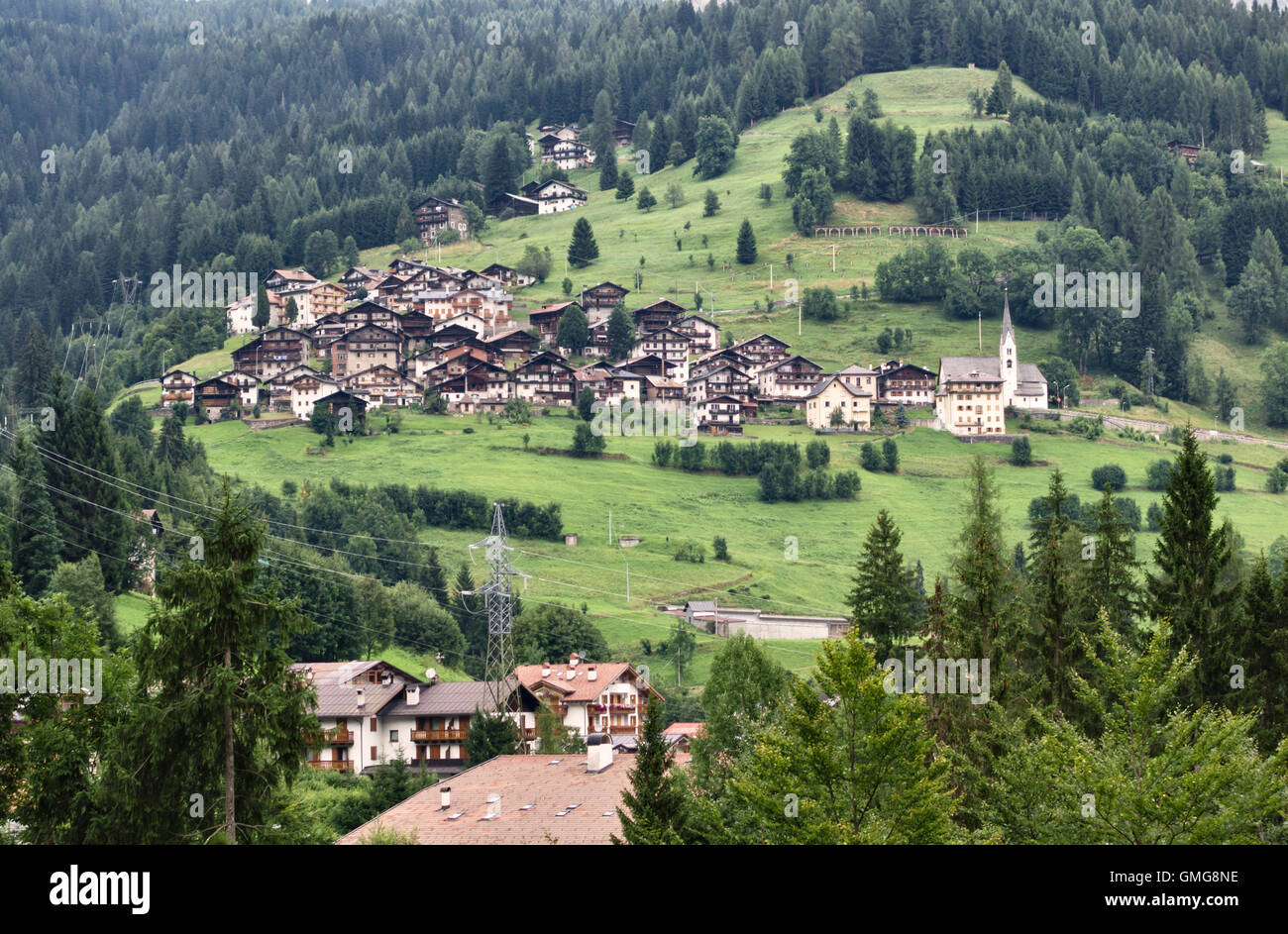 Les Dolomites, Trentino, en Italie du nord. Le village de montagne de Falcade, en été Banque D'Images