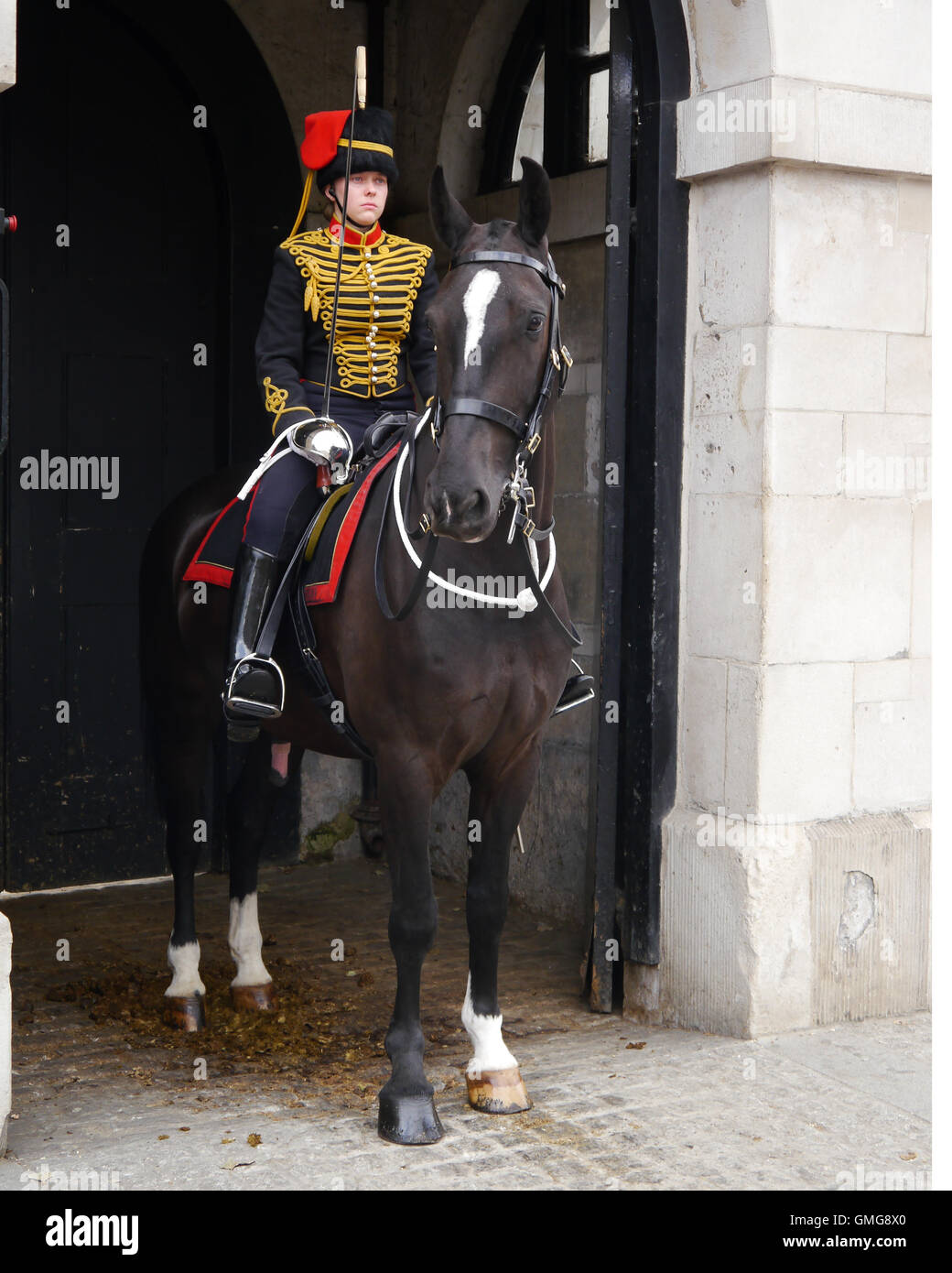 Un membre féminin de la troupe Kings Royal Horse Artillery fait partie de la vie des Reines garde au Horse Guard Parade, Londres Banque D'Images