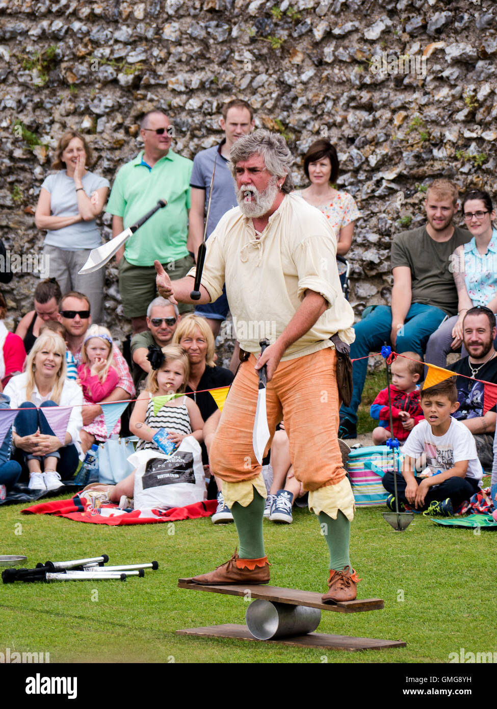 Un bouffon médiéval et acrobat performing lors d'une reconstitution médiévale au château de Portchester Angleterre Banque D'Images