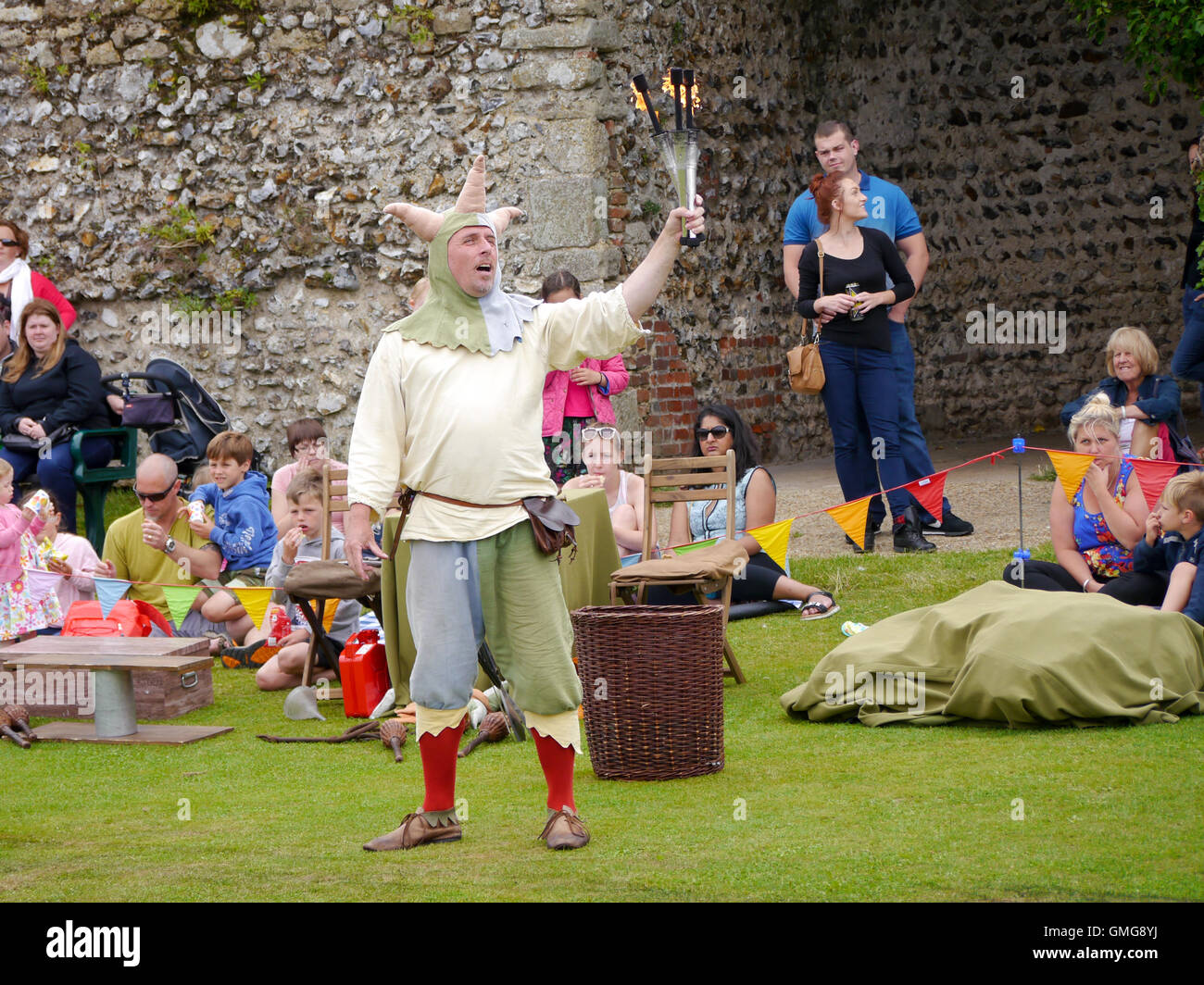 Un bouffon médiéval et acrobat performing lors d'une reconstitution médiévale au château de Portchester Angleterre Banque D'Images