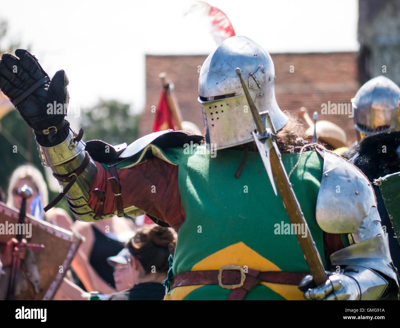 Un chevalier en armure complète Tudor portant un poleaxe Banque D'Images