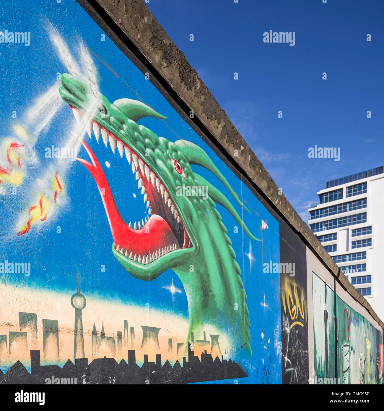 Mur de Berlin, East Side Gallery, Dragon, niveaux d'habitation, l'immobilier, gratte-ciel, Media Spree, Berlin, Allemagne Banque D'Images