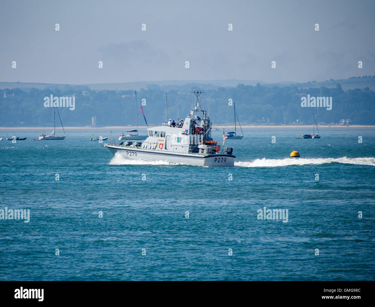 Le HMS Blazer, P279, croisières dans le Solent au cours de l'Americas Cup World Series 2016 Banque D'Images