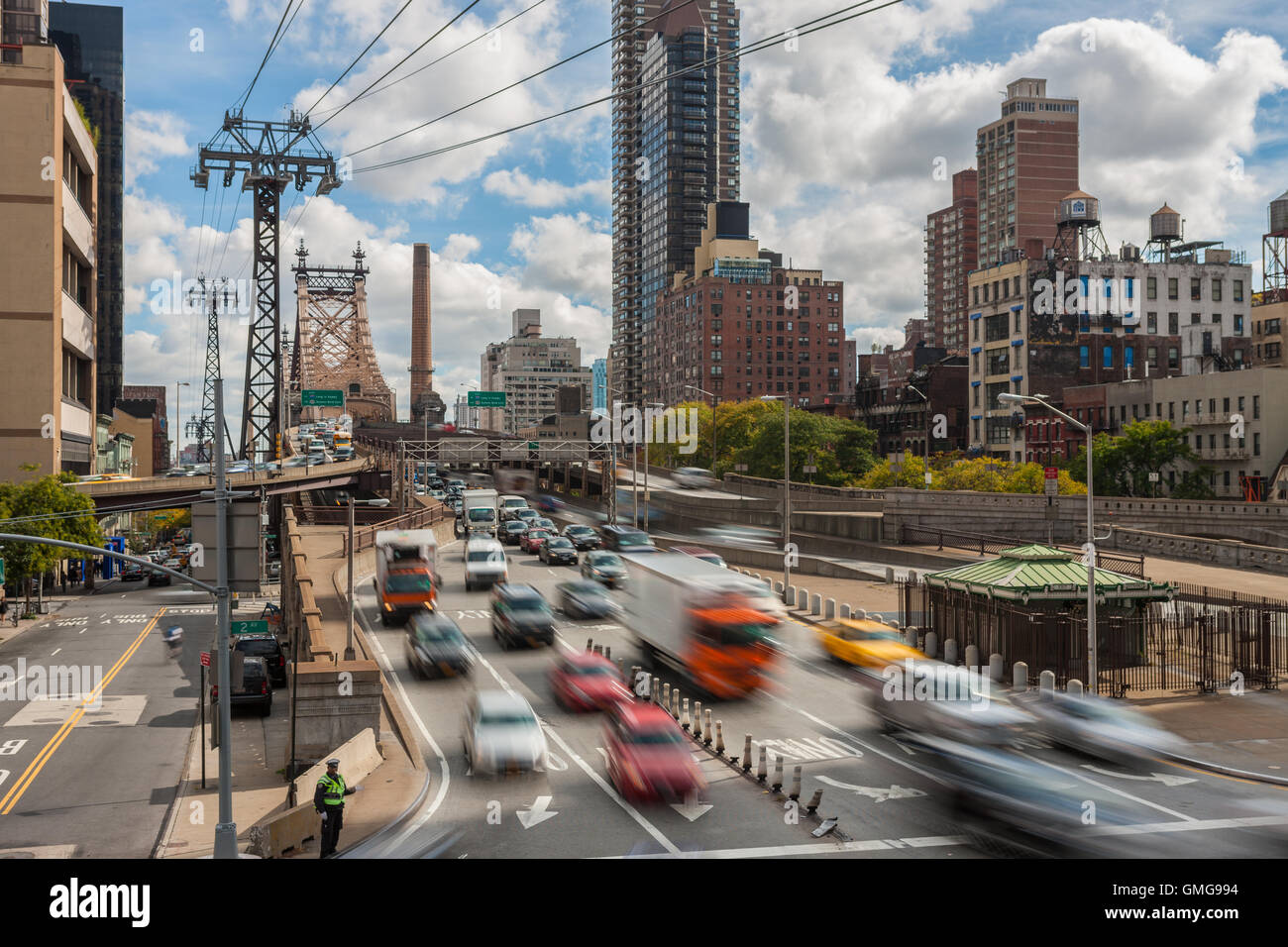 Le trafic arrive midi Manhattan de reines sur le Queensboro Bridge à New York. Banque D'Images