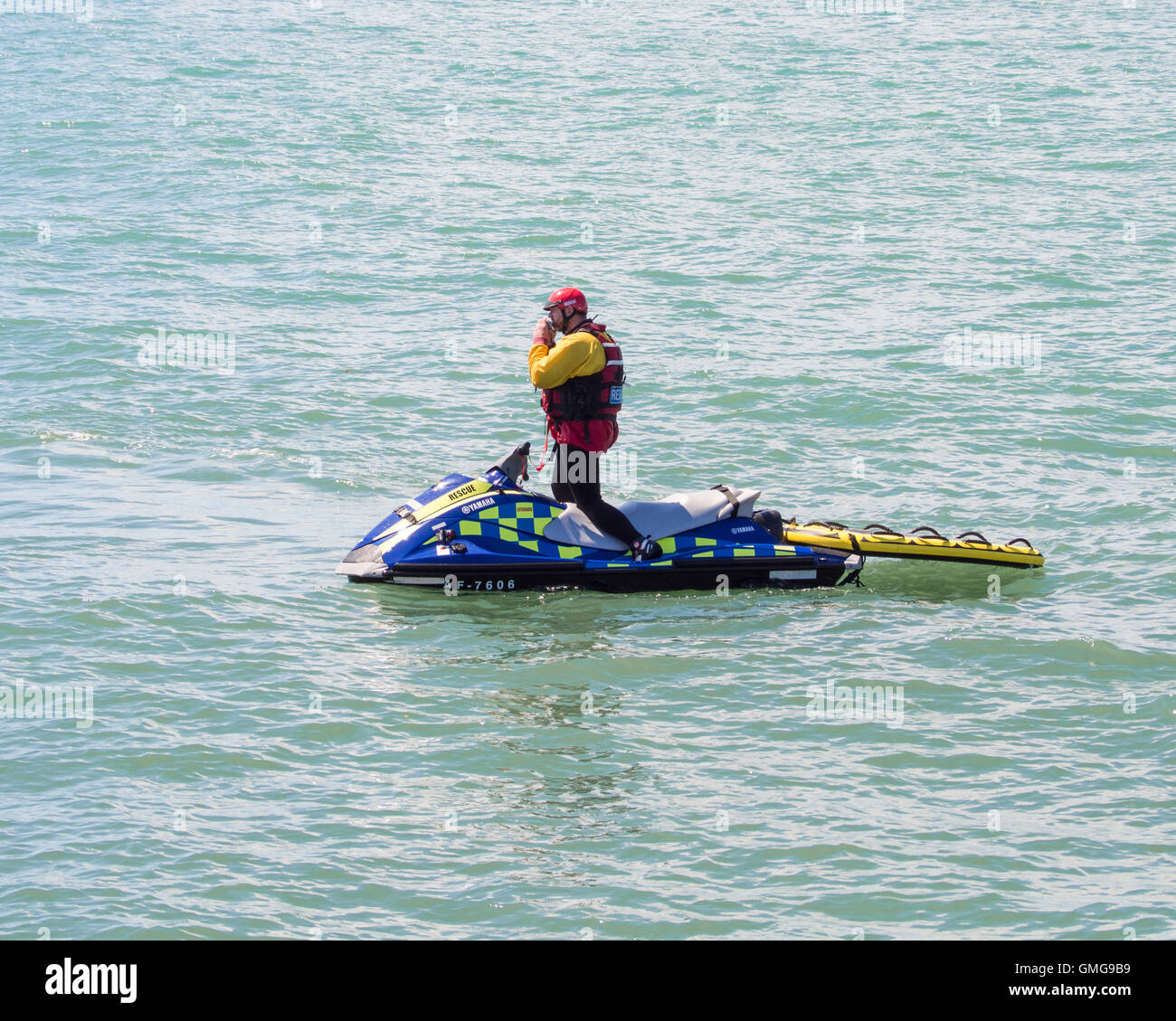 Un sauveteur RNLI sur une patrouille de jetski la plage de Southsea, Portsmouth, Angleterre Banque D'Images