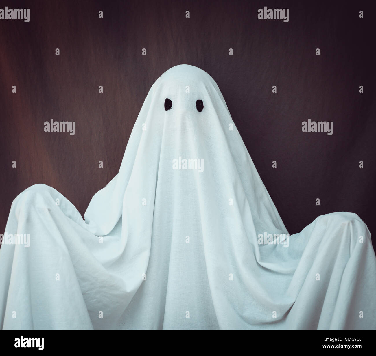 Ghost blanc sur fond gris. Symbole de l'Halloween. Banque D'Images