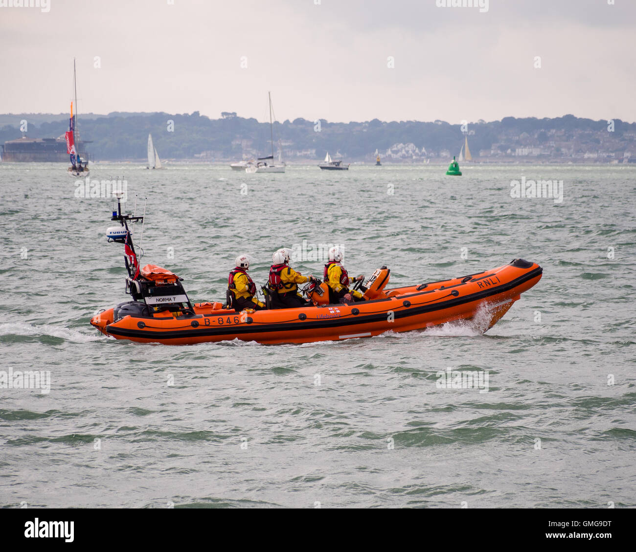 Une nervure de la RNLI patroling la plage de Southsea, Angleterre Banque D'Images
