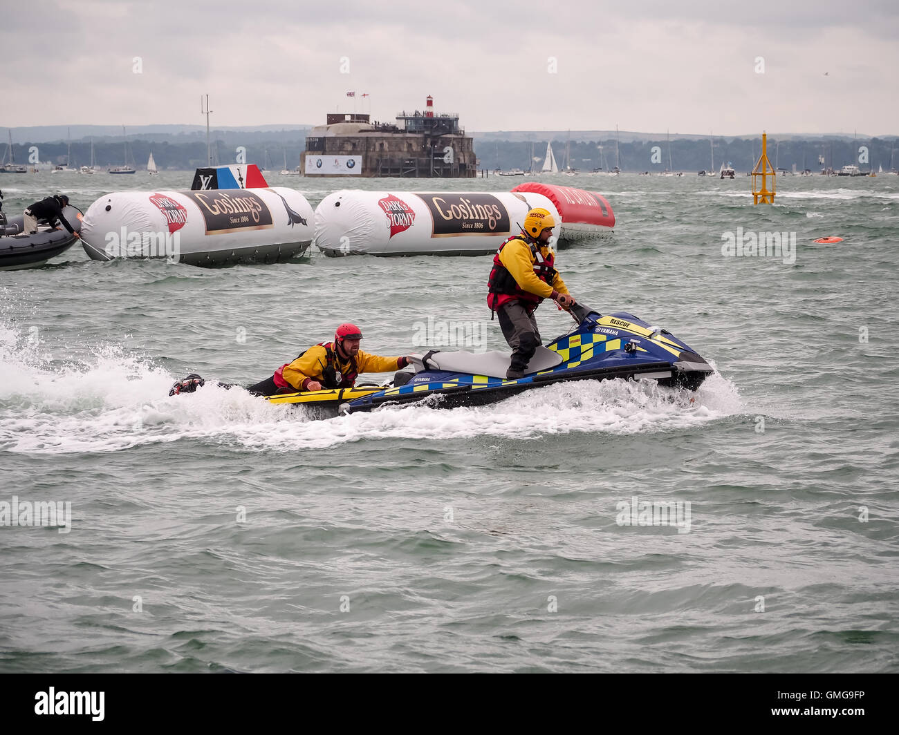 Un sauveteur RNLI repose sur un conseil de sauvetage tracté par un jetski dans le Solent, le Sothsea, Portsmouth, Angleterre Banque D'Images