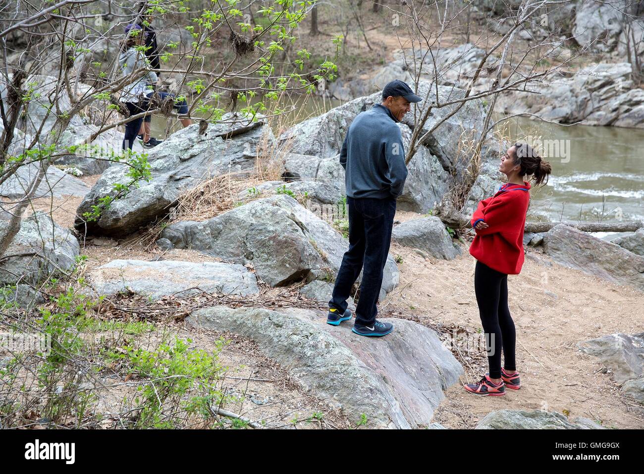 Président américain Barack Obama se promène avec sa fille Malia au cours d'une visite au Parc National de Great Falls, le 19 avril 2015 à Great Falls, en Virginie. Banque D'Images