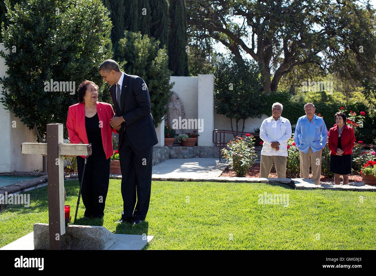 Président américain Barack Obama visite le Cesar E. Chavez National Monument avec Helen Chavez, épouse de l'emblématique leader du travail le 8 octobre 2012 à Keene, en Californie. Banque D'Images