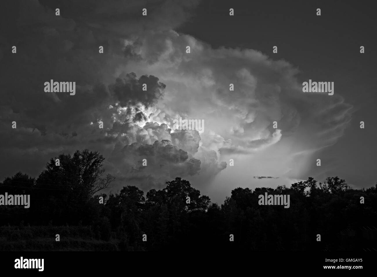 Coucher Soleil nuages dans le centre-nord de la Floride, lors de la fin de l'été. Banque D'Images