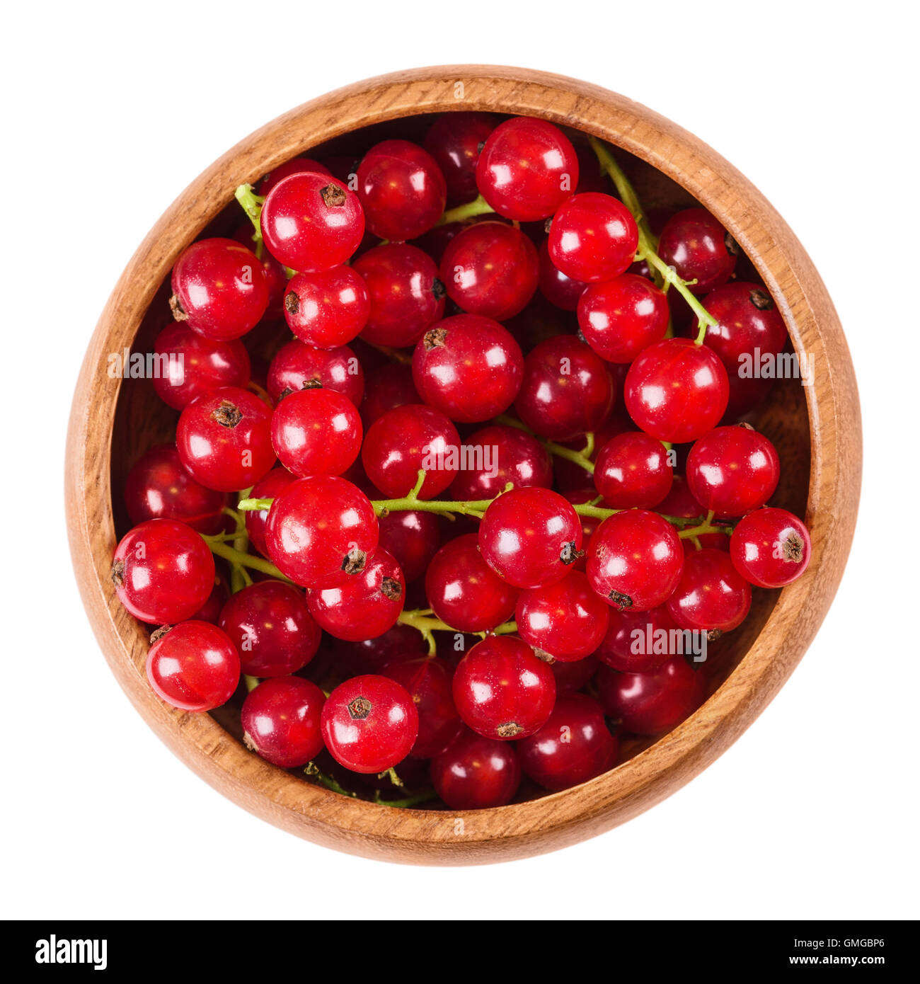 Les baies de groseilles dans un bol en bois sur fond blanc, aussi appelé red currant. Fruits mûrs de Ribes rubrum, groseilles. Banque D'Images