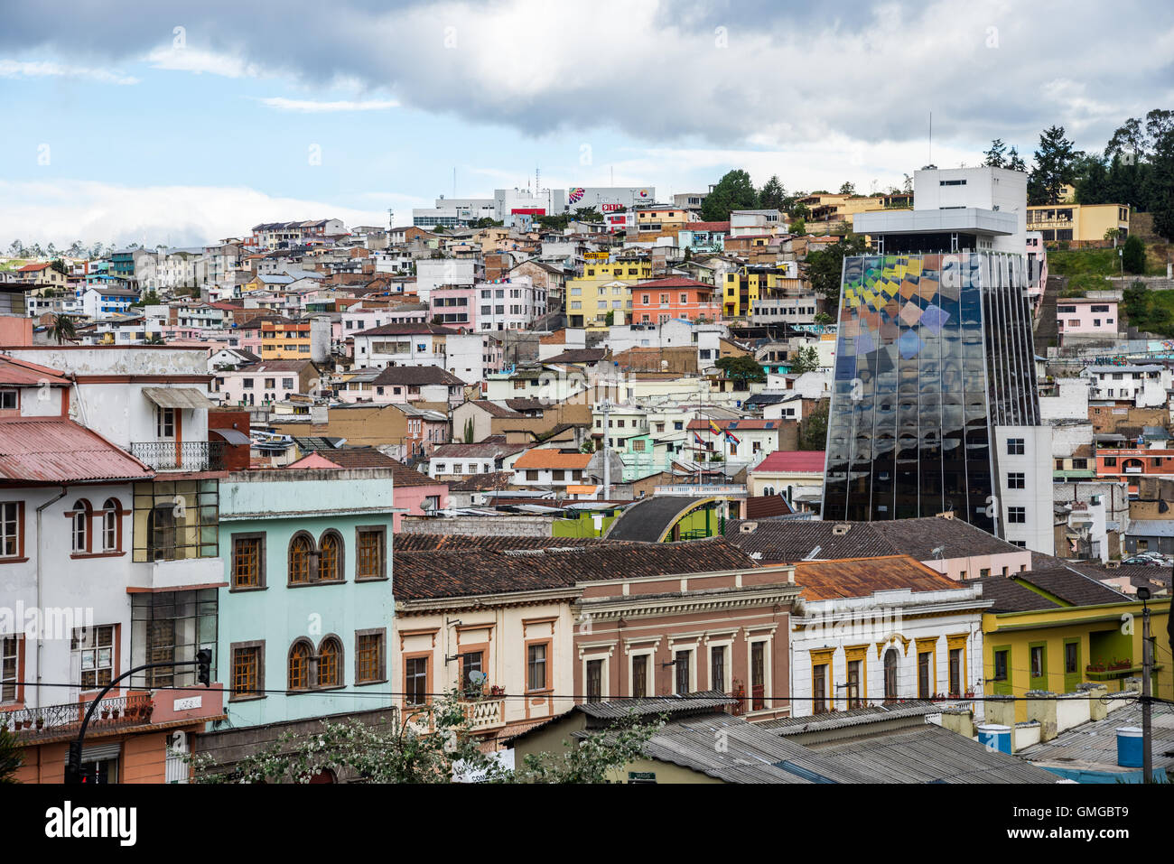 Bâtiment coloré au centre historique de la vieille ville de Quito, en Équateur. Banque D'Images