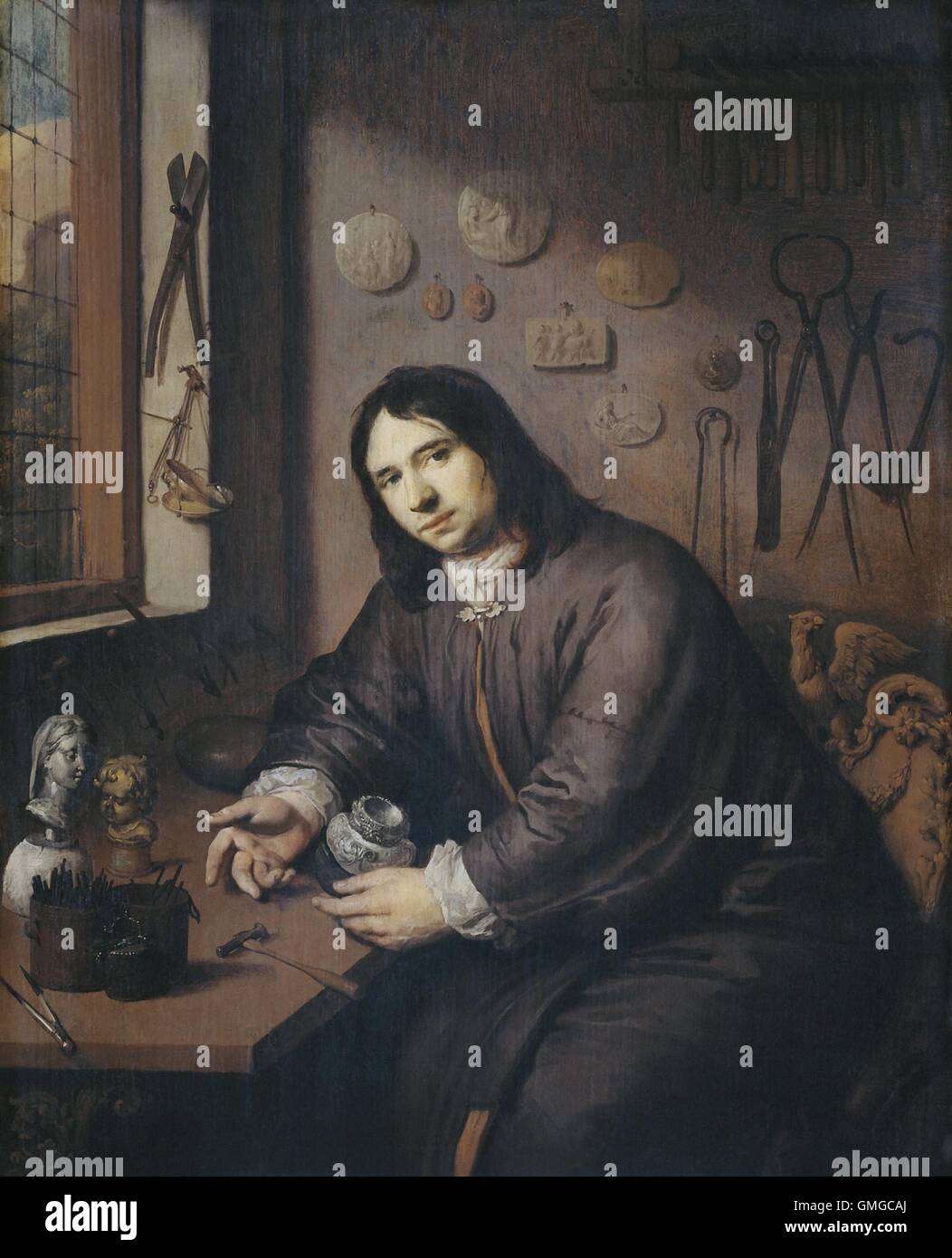 Portrait d'un orfèvre, par Anonyme, c. 1680, la peinture hollandaise, huile sur panneau. Assis dans son atelier, un orfèvre tient une cruche d'argent, entouré de ses outils (BSLOC 2016 3 199) Banque D'Images Portrait d'un orfèvre, par Anonyme, c. 1680, la peinture hollandaise, huile sur panneau. Assis dans son atelier, un orfèvre tient une cruche d'argent, entouré de ses outils (BSLOC 2016 3 199) Banque D'Images