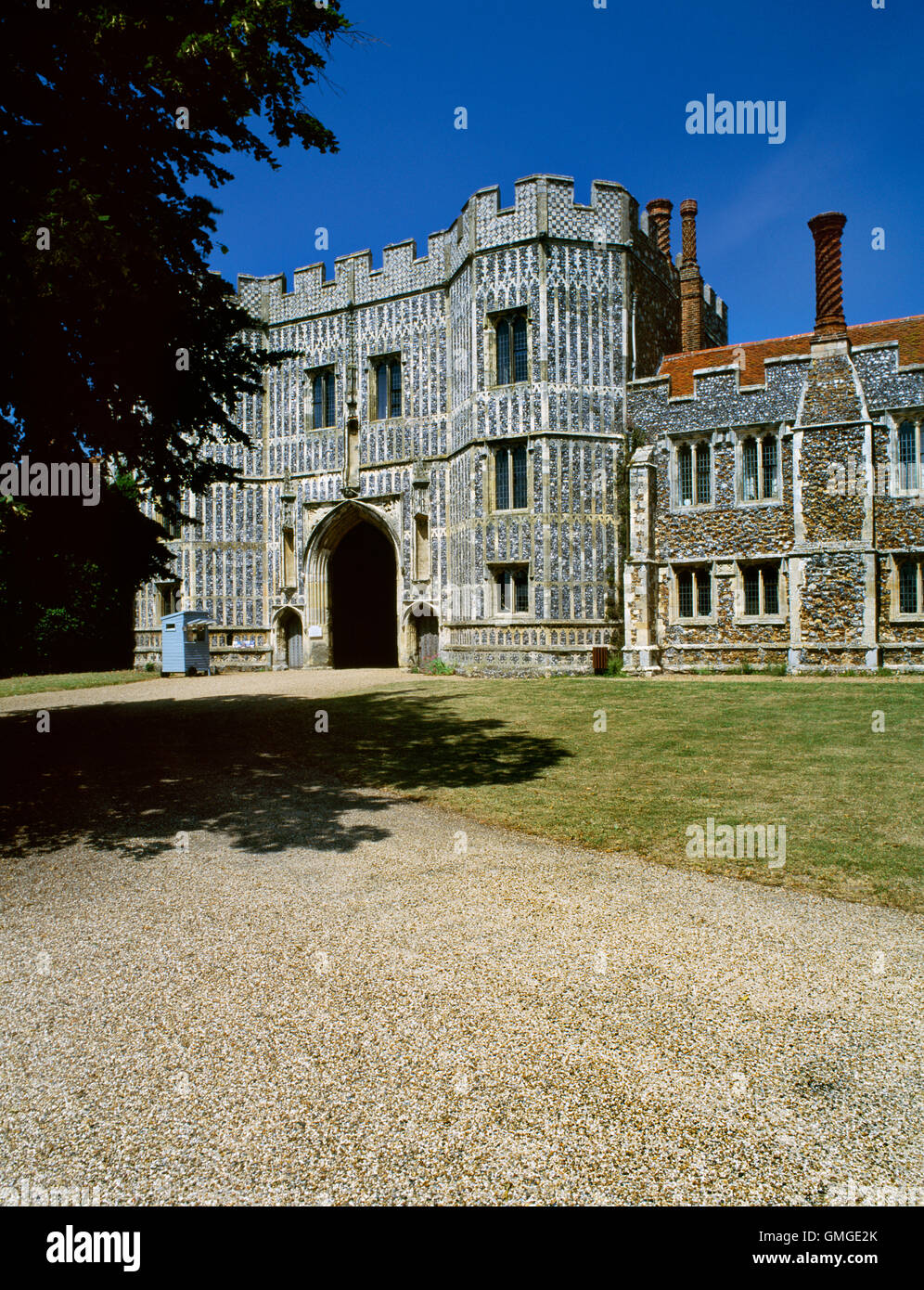 & Pierre à silex porterie prieuré augustin médiéval de St Osyth qui abritait son culte. Le village d'Essex était à l'origine appelé Chich. Banque D'Images