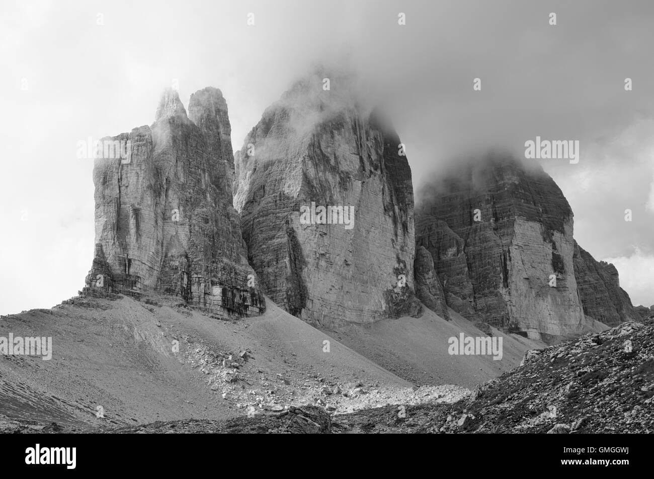 Les montagnes des Dolomites, Italie, paysage, noir et blanc Banque D'Images