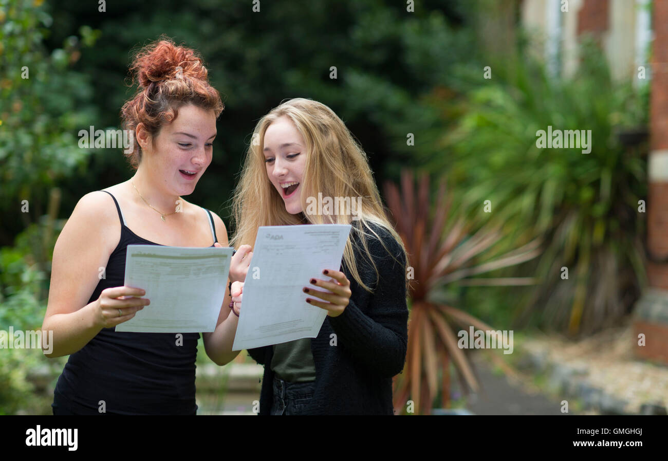 Les étudiantes recueillent leurs résultats GCSE dans une école. Banque D'Images