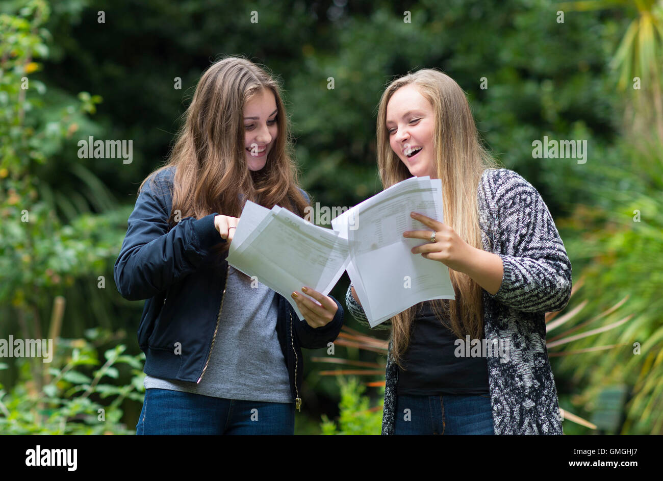 Deux femmes pour célébrer leur GCSE résultats d'examen dans une école à Swansea, Pays de Galles du Sud. Banque D'Images
