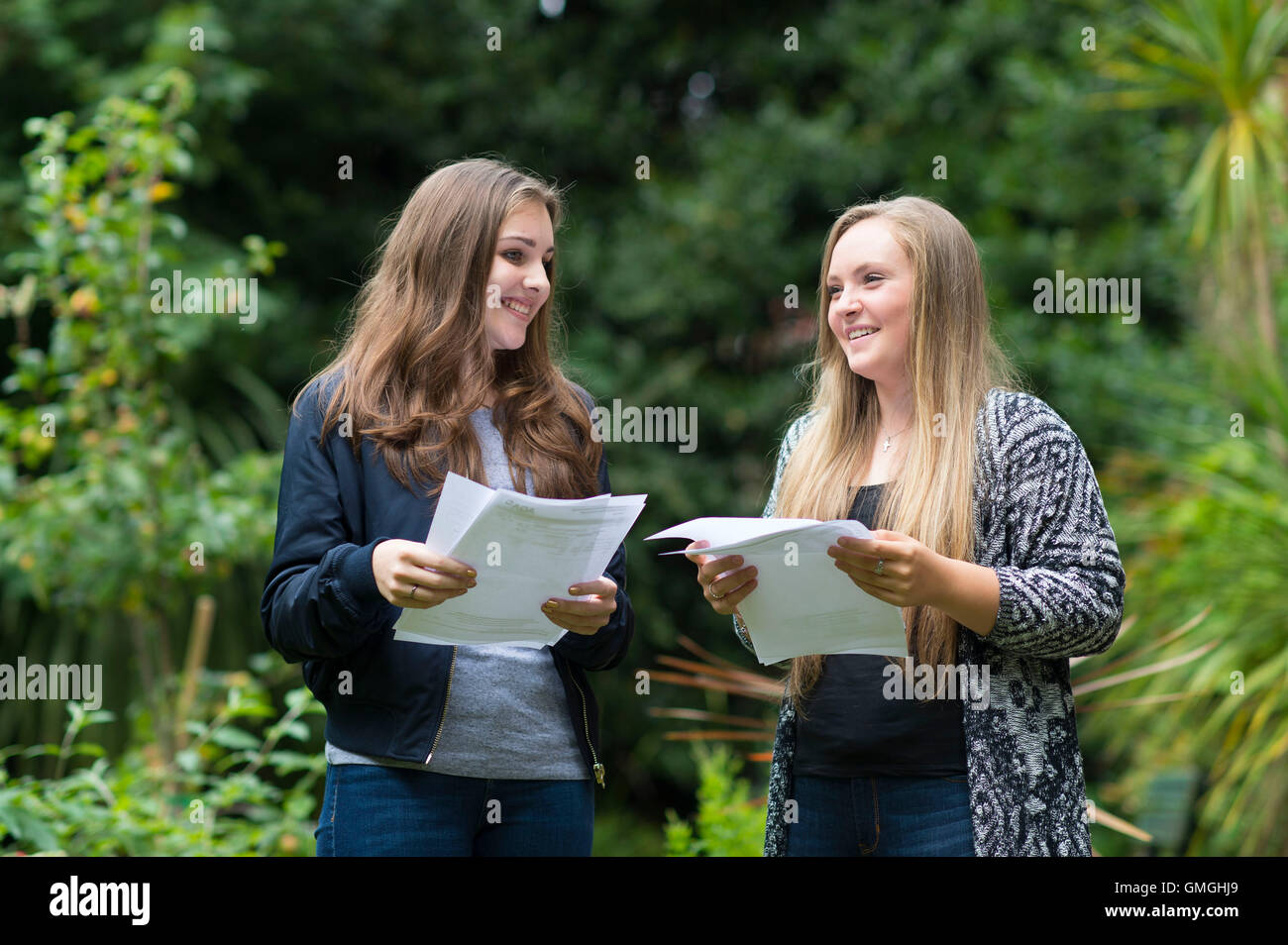 Deux femmes pour célébrer leur GCSE résultats d'examen dans une école à Swansea, Pays de Galles du Sud. Banque D'Images