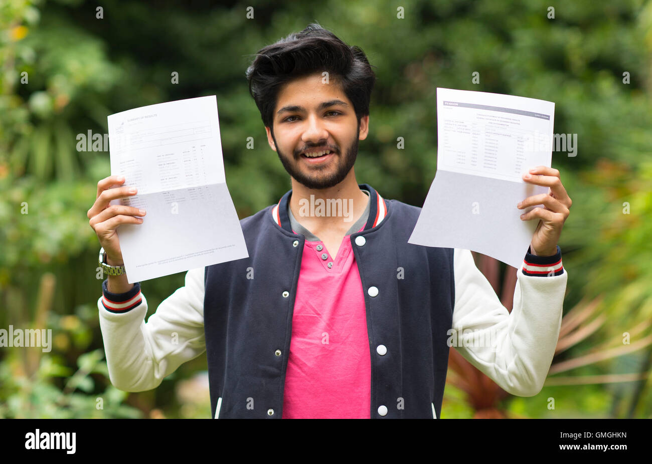 Un étudiant avec son GCSE résultats dans une école. Banque D'Images