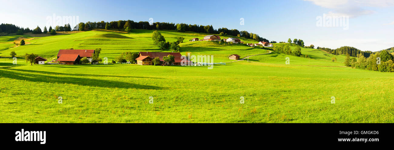 Paysage panoramique en Bavière avec les montagnes des Alpes et des maisons dans le pré Banque D'Images