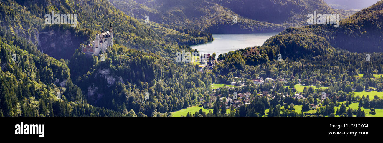 Paysage panoramique en Bavière avec le célèbre château de Neuschwanstein montagnes des Alpes et Lac Alpsee Banque D'Images