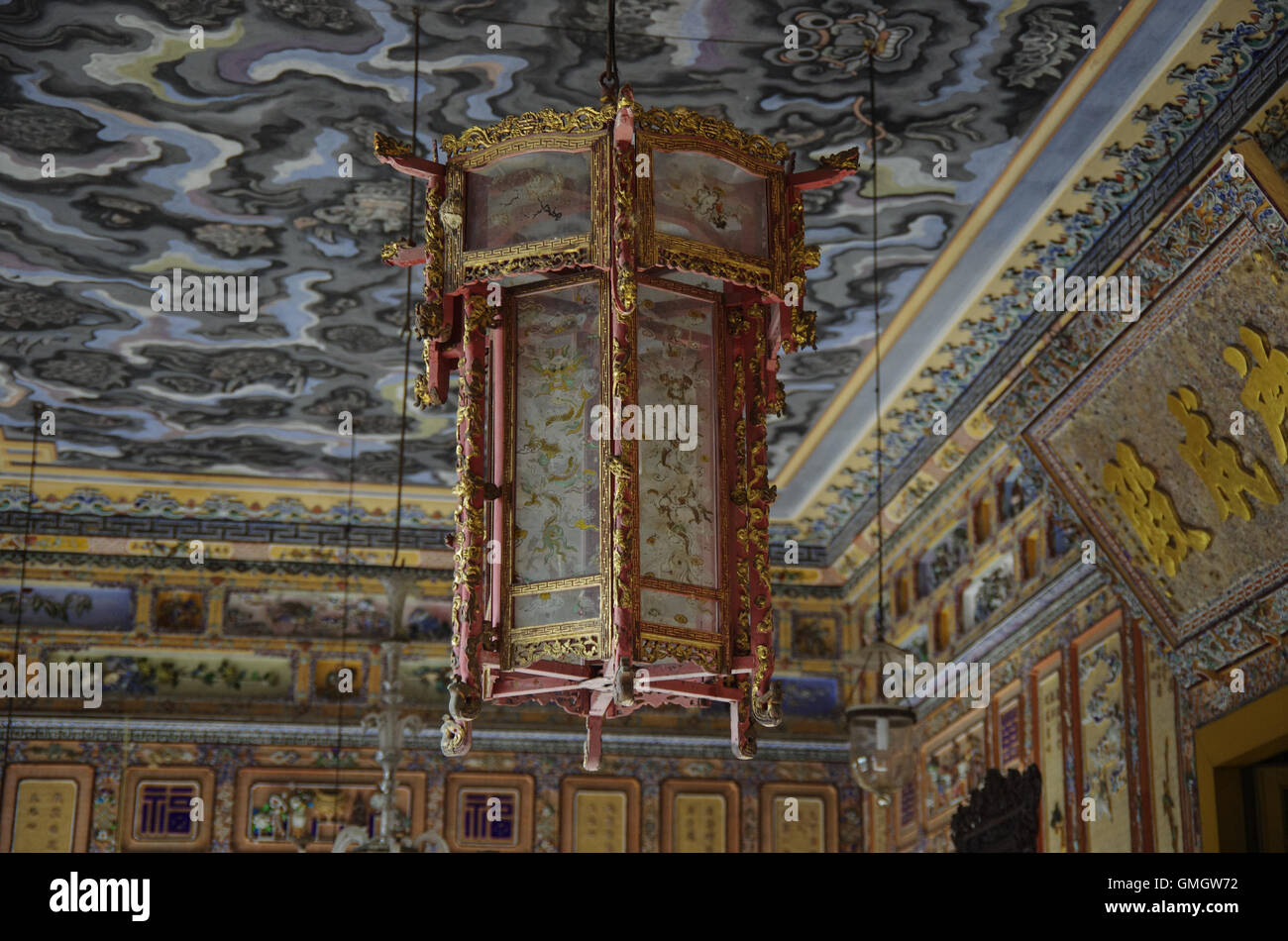 Hue, Vietnam - Janvier 5,2015 -lampe chinoise dans l'intérieur du tombeau Khai Dinh impériale à Hue, Vietnam Banque D'Images