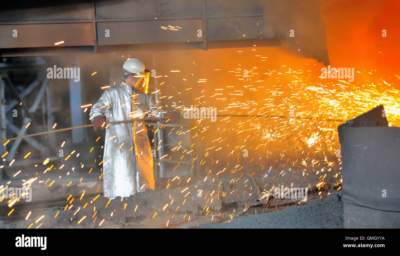 Travailleur de l'usine avec de l'acier chaud Banque D'Images