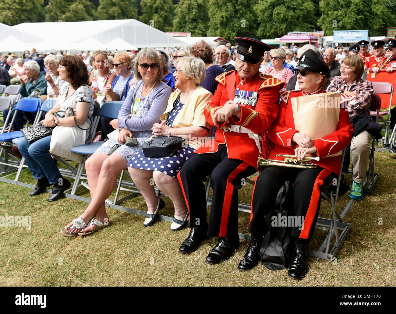 Un musicien de l'Orchestre de la Yorkshire bénévoles vérifie le temps qu'ils s'assoient avec le kiosque public avant leur pe Banque D'Images