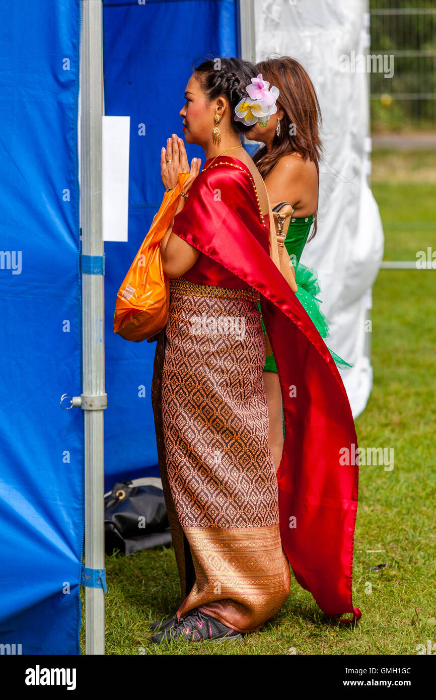 Deux femmes thaïlandaises priant au Brighton Festival thaïlandais, Preston Park, Brighton, Sussex, UK Banque D'Images