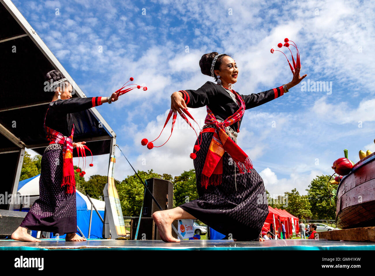 La danse traditionnelle thaïlandaise du Brighton Festival thaïlandais, Preston Park, Brighton, Sussex, UK Banque D'Images