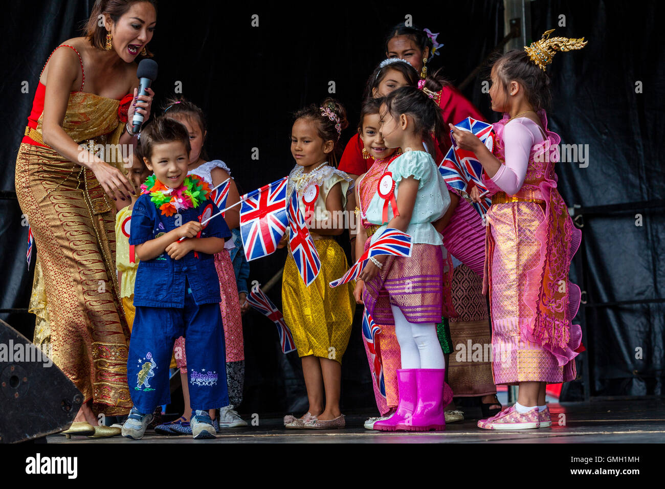 Les enfants thaïlandais Anglo habillé en costume traditionnel du Brighton Festival thaïlandais, Preston Park, Brighton, Sussex, UK Banque D'Images