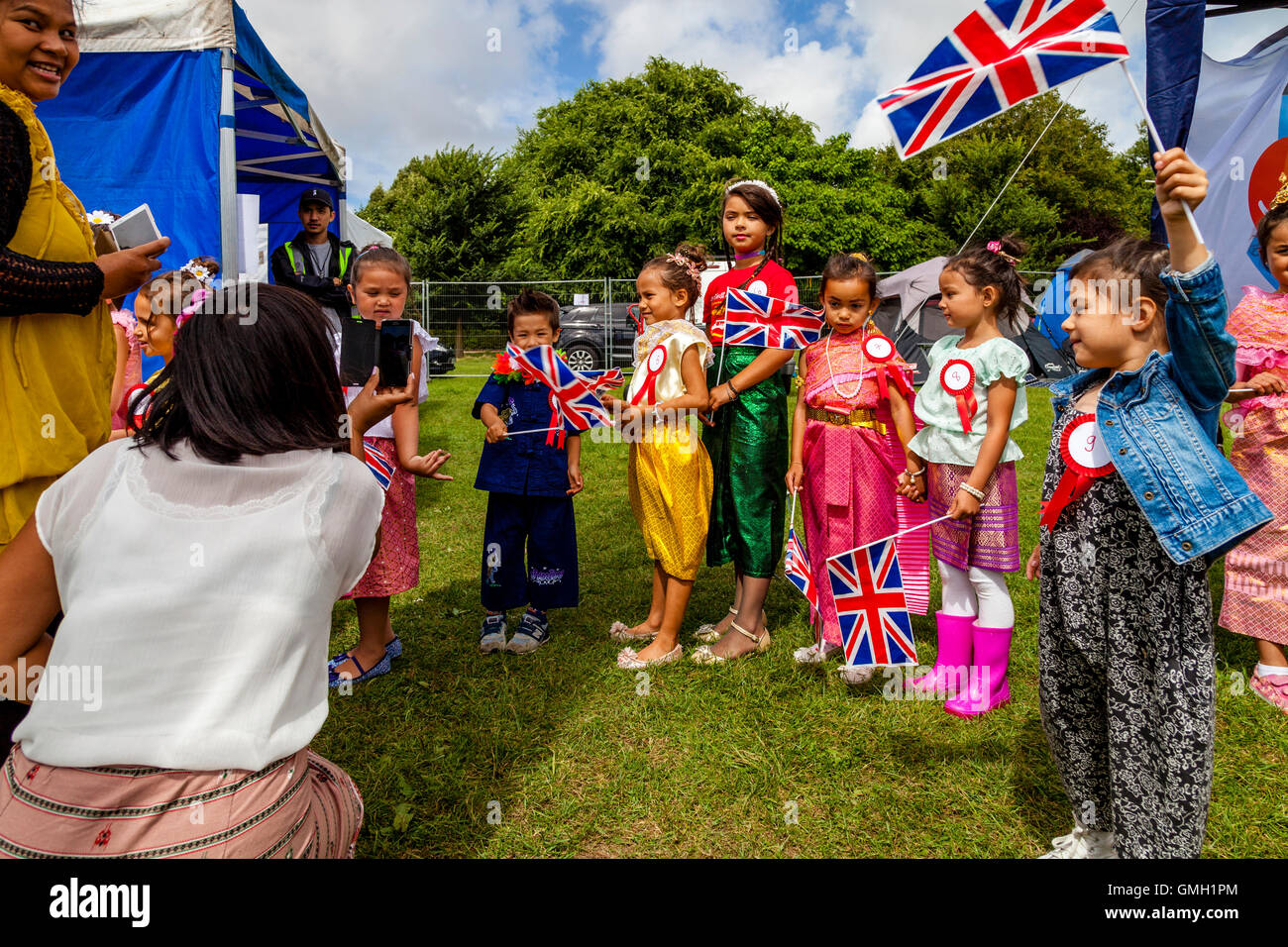 Les enfants thaïlandais Anglo habillé en costume traditionnel du Brighton Festival thaïlandais, Preston Park, Brighton, Sussex, UK Banque D'Images