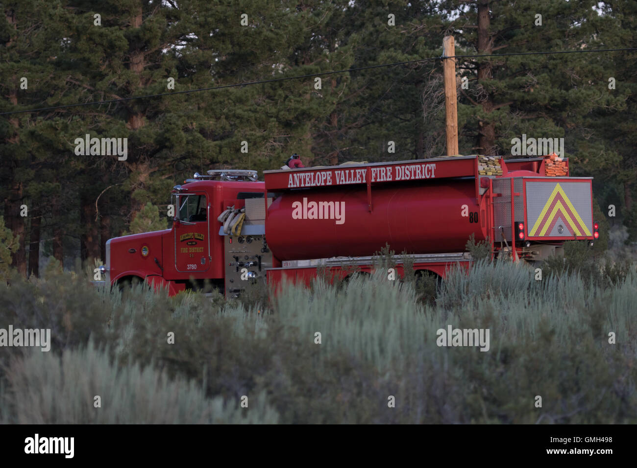 Antelope Valley fire district emballement du moteur pour aider à combattre le feu au mont Chauve de Clark dans l'Inyo National Forest en Californie Banque D'Images