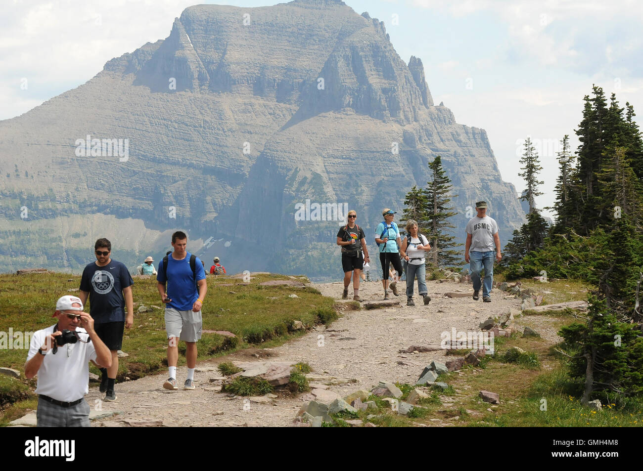 15 août 2016 - Glacier National Park, Montana, United States - Les randonneurs sont vus sur sentier du lac caché au parc national des Glaciers. Banque D'Images