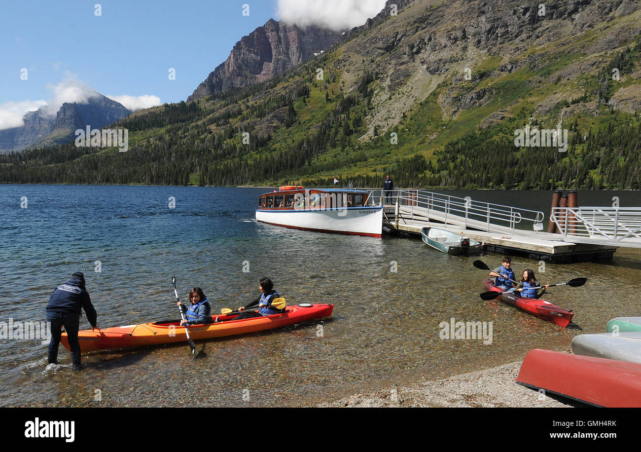 09 août 2016 - Glacier National Park, Montana, United States - Visiteurs au parc national Glacier du Montana louer des kayaks. Banque D'Images