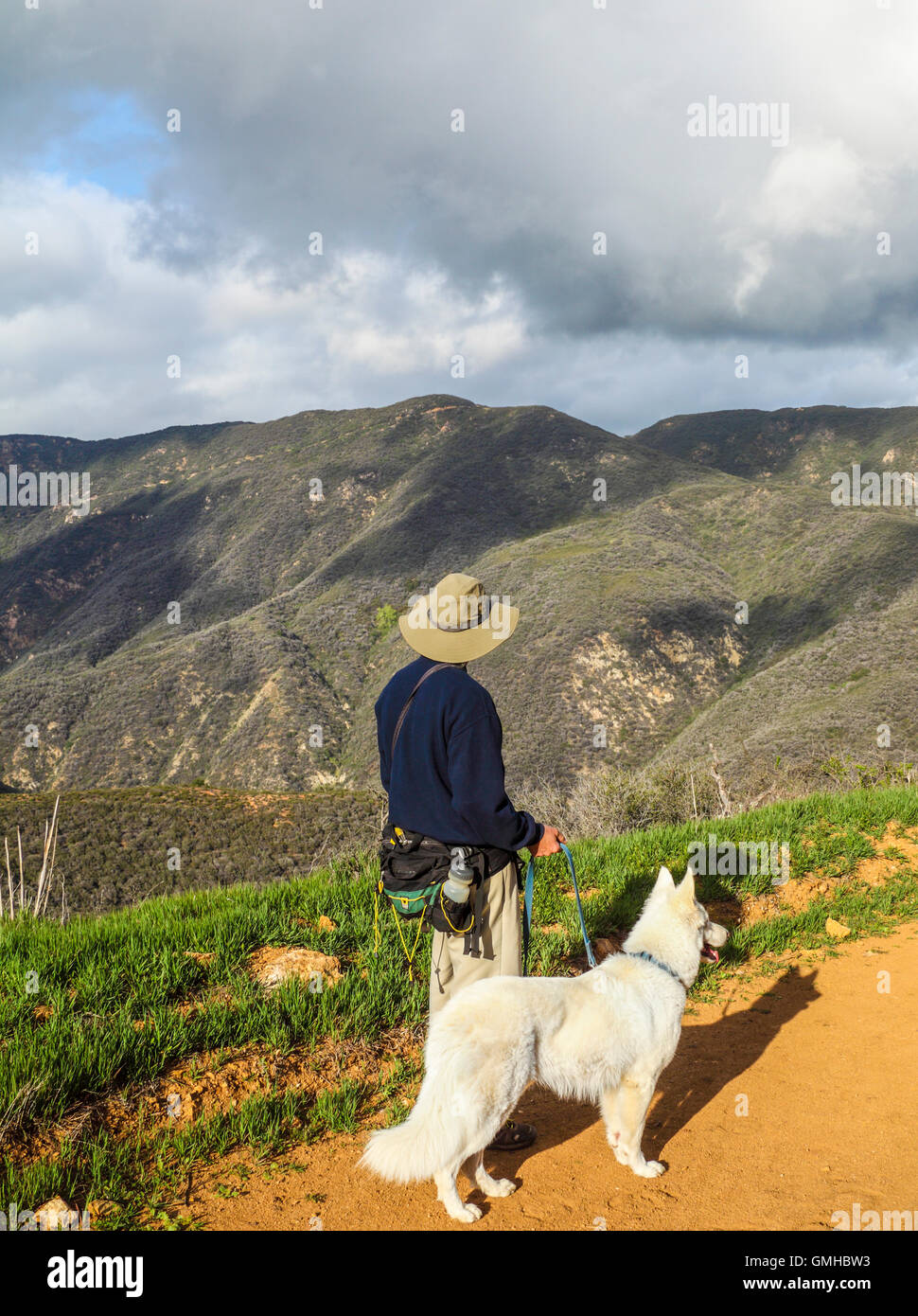 Randonneur et chien sur le sentier de la crête de Zuma à Malibu Banque D'Images