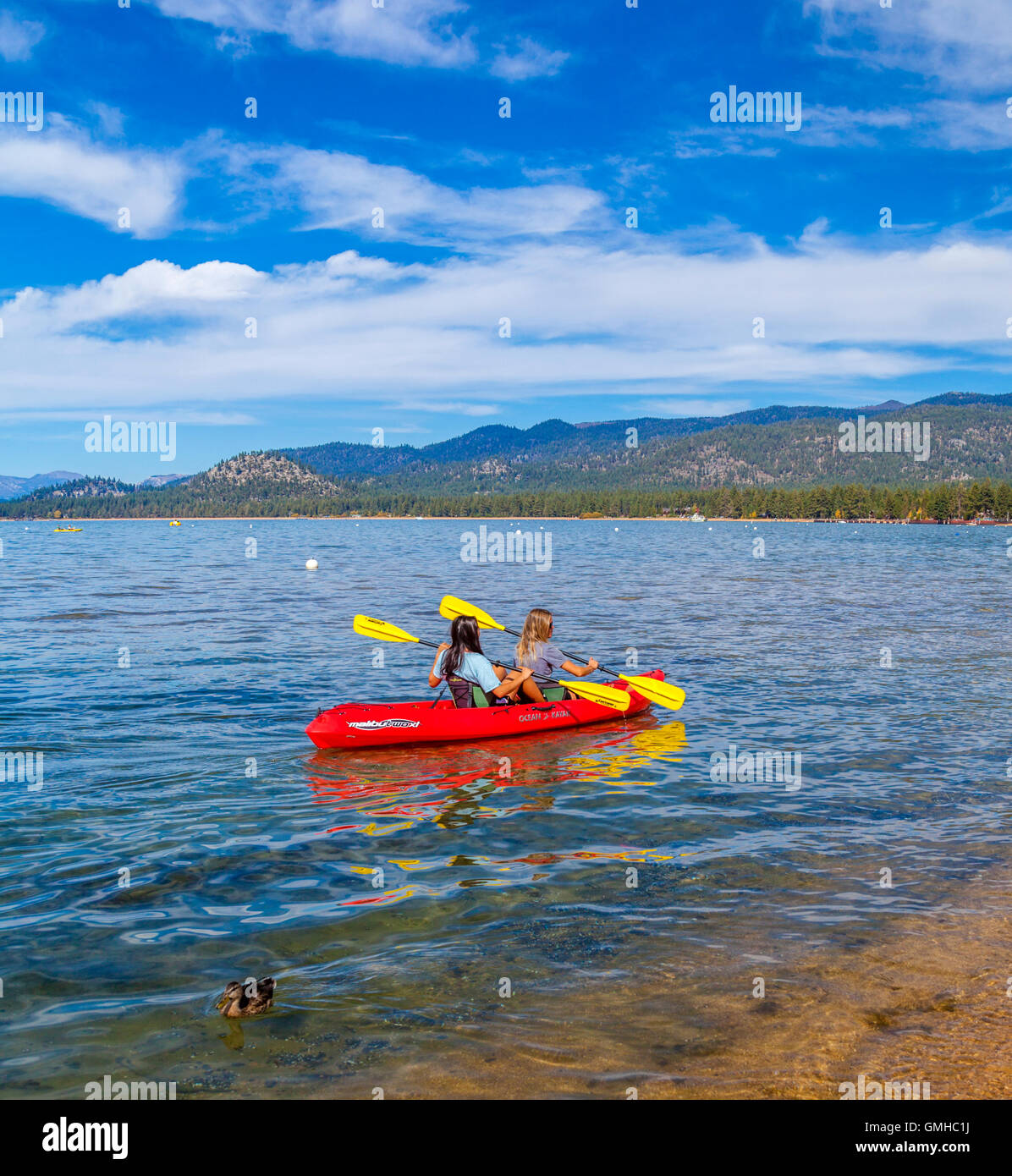 Kayakers paddle dans Lake Tahoe Banque D'Images