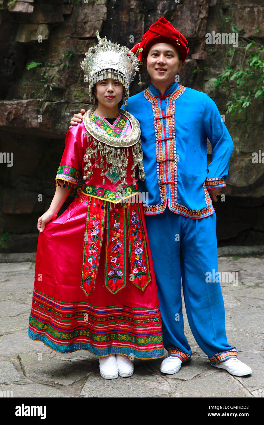 Jeune couple s'habiller en costumes Miao, Hunan Chine Banque D'Images