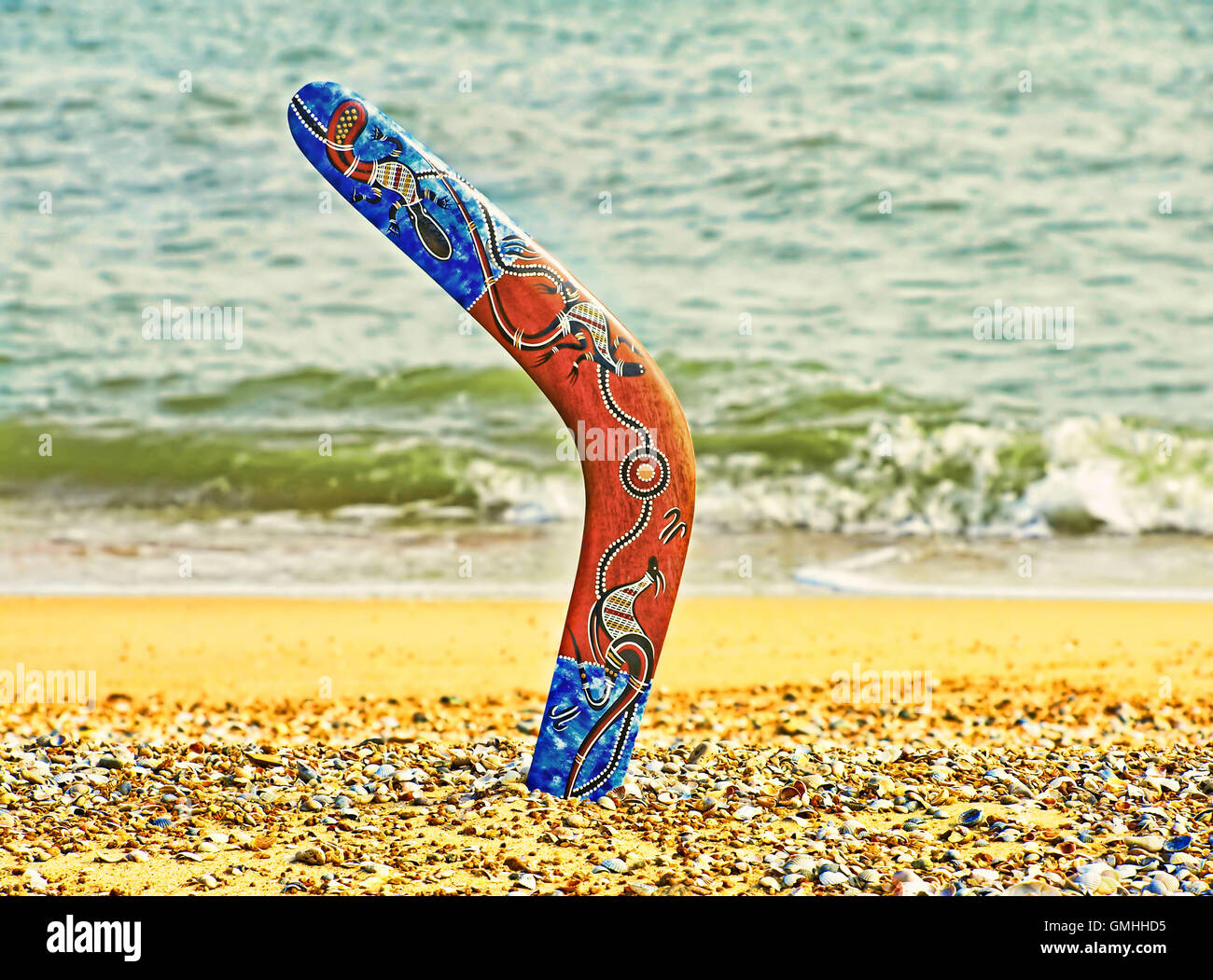 Boomerang colorés sur plage de sable contre la mer surf.tonique de l'image. Banque D'Images
