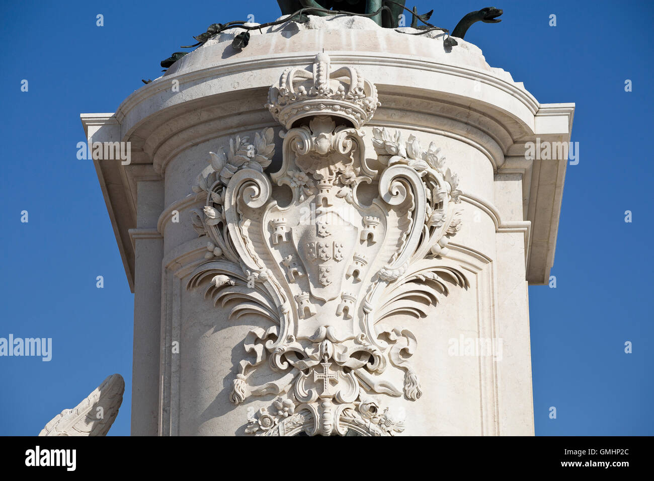 Vue du roi Dom Jose armoiries sur l'avant du piédestal de la statue équestre de la Place du Commerce, à Lisbonne, Portugal Banque D'Images