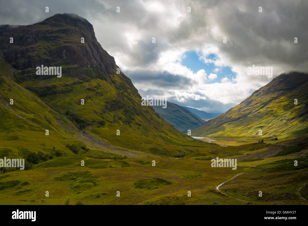 Vue sur la vallée au-dessous de la montagne de Glencoe, Lochaber, HIghlands, Scotland Banque D'Images