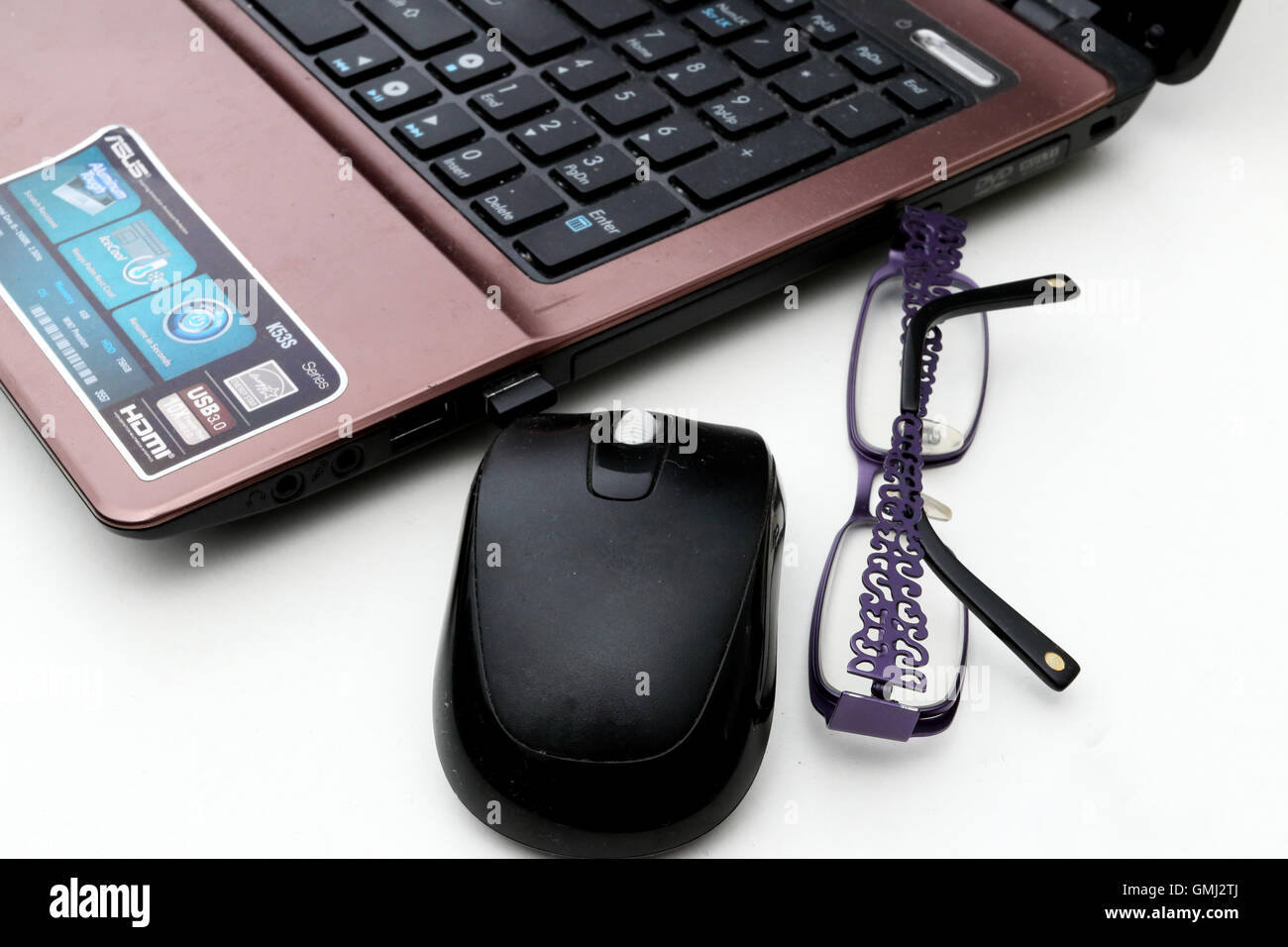 Espace de travail avec des souris d'ordinateur et les verres sur le tableau blanc Banque D'Images