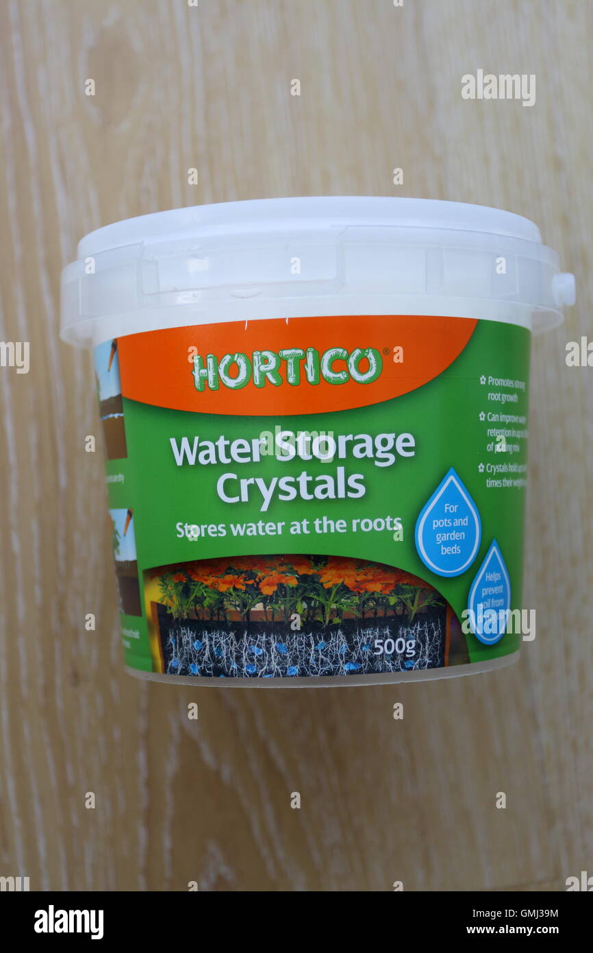 Stockage de l'eau Hortico cristaux sur fond de bois Banque D'Images