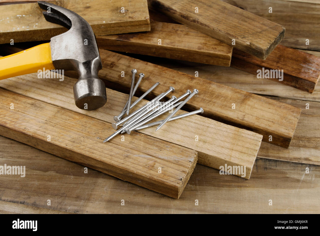 Hammer and nails sur bois Banque D'Images