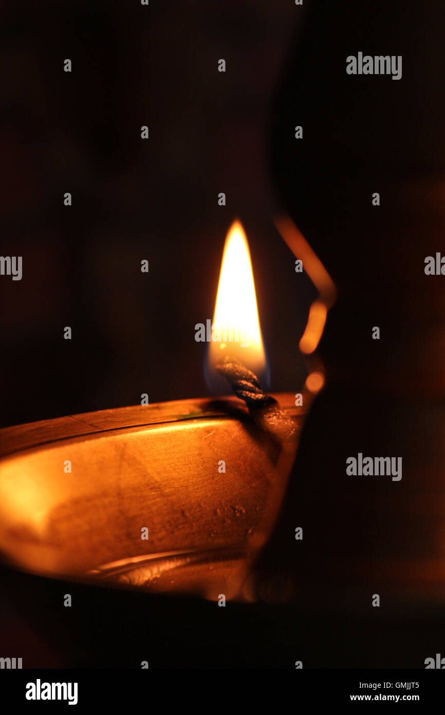 Lampe laiton traditionnel Kerala connu comme nilavilakku vilakku ou s'allume l'obscurité. Close-up de la mèche. Banque D'Images
