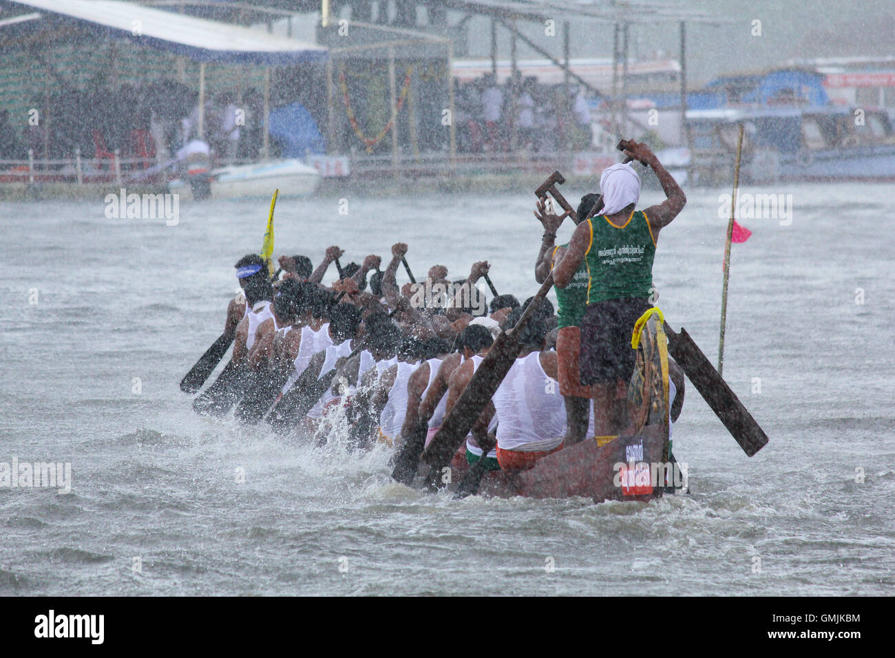 Personnes participant à une des courses de bateau de serpent connu sous le nom de Nehru Trophy Boat Race qui a eu lieu dans le lac Punnamada, Kerala, Inde. Banque D'Images