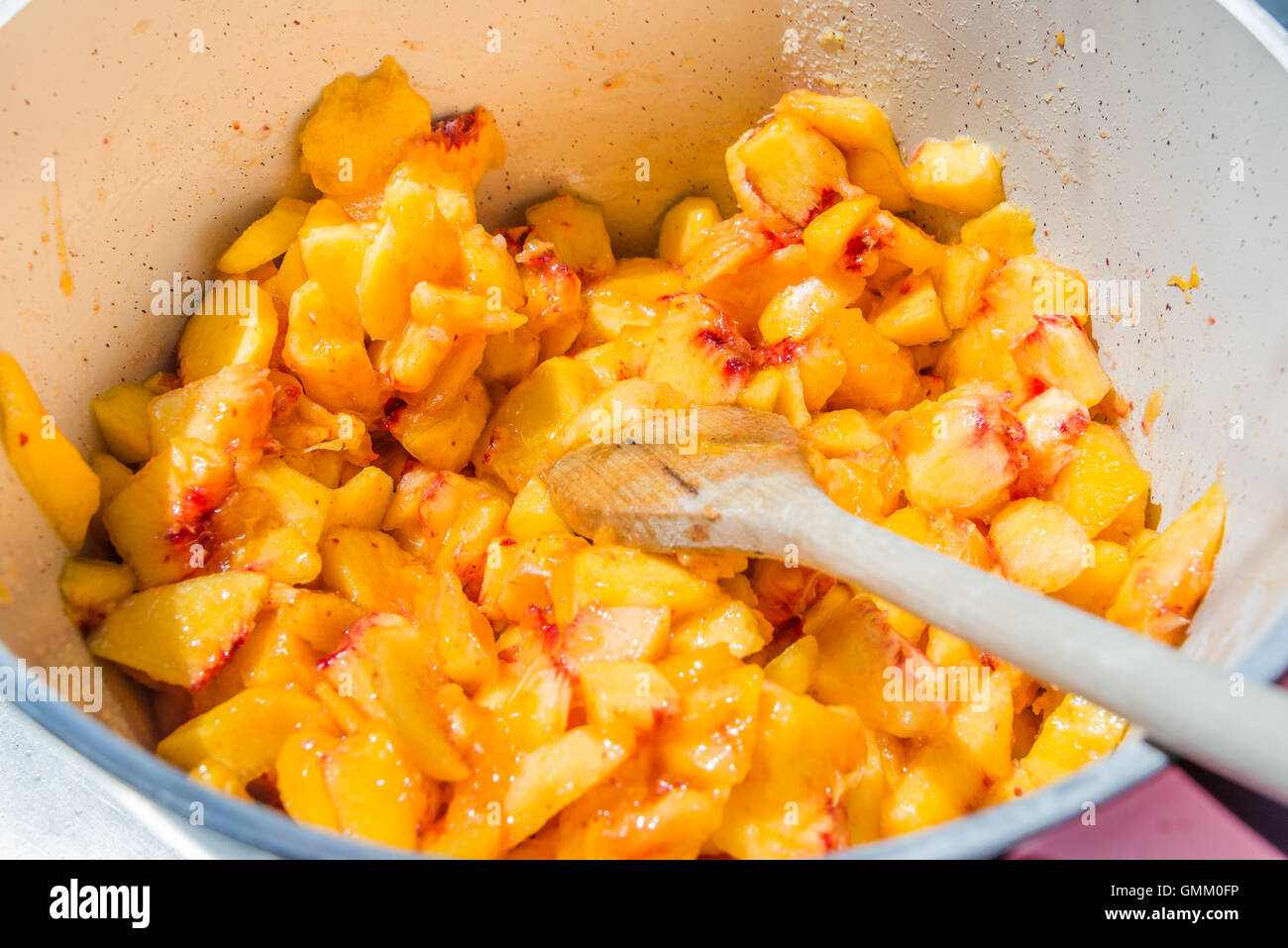 Vue de dessus d'un pot plein de couper les pêches. Confiture de pêches Maison cuisine. Banque D'Images