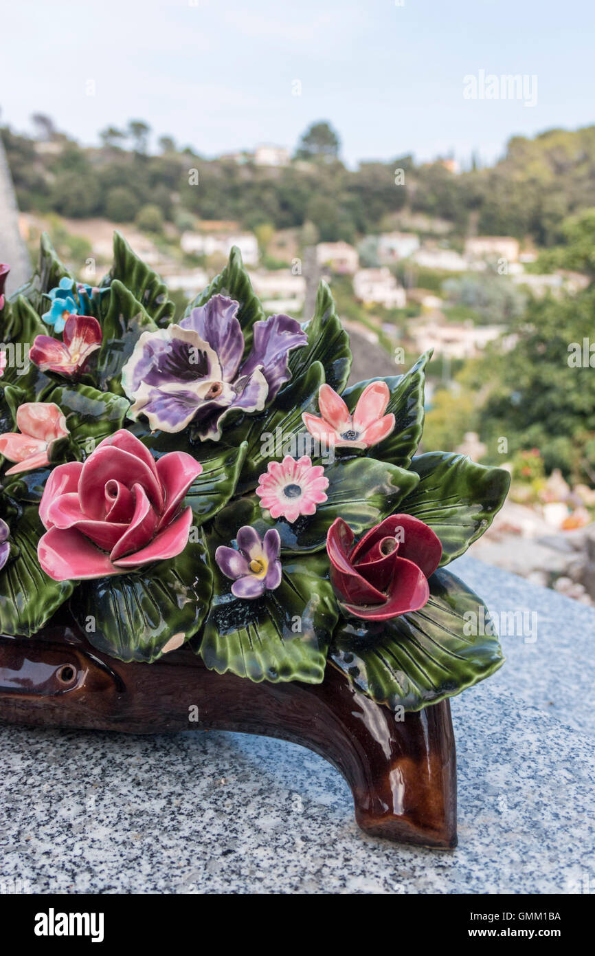 Bouquet de fleurs en céramique sur une tombe dans un cimetière français  Photo Stock - Alamy